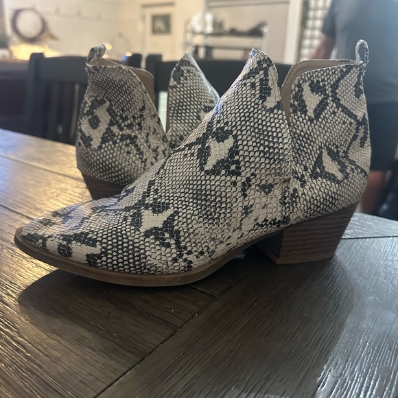 CL by Laundry Black and White Snakeskin Ankle Booties - Picture 1 of 6